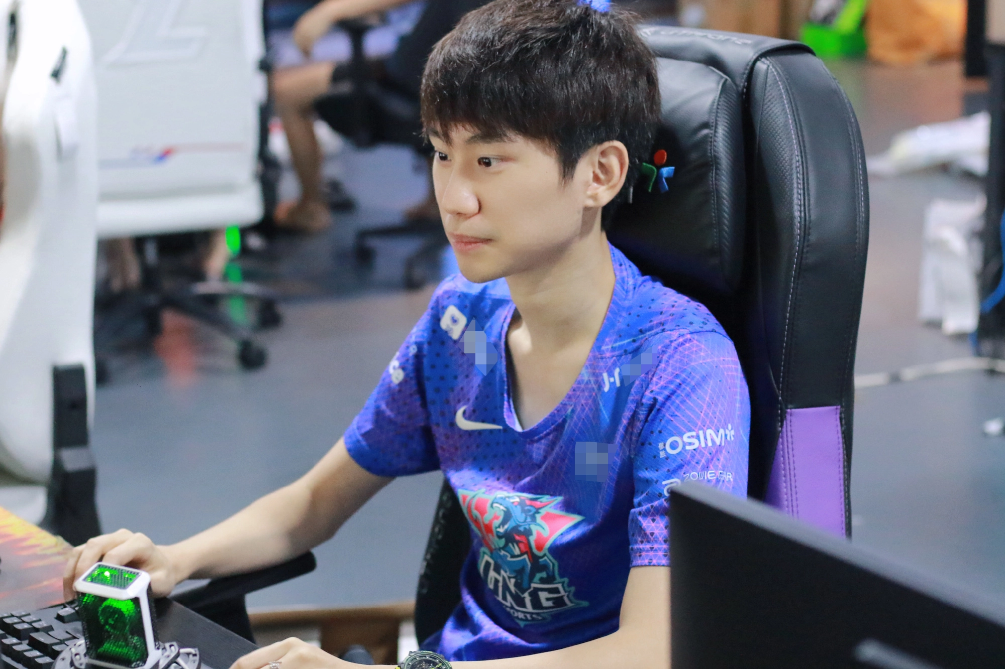 Doinb thừa nhận khó xem stream của Faker vì anh "check map" rất nhanh - nguồn: Weibo