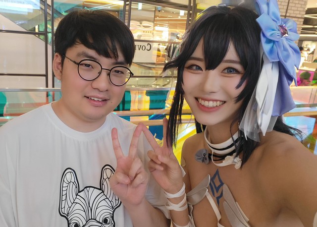 BeryL tham dự một sự kiện game và check-in cùng một nữ cosplayer xinh đẹp