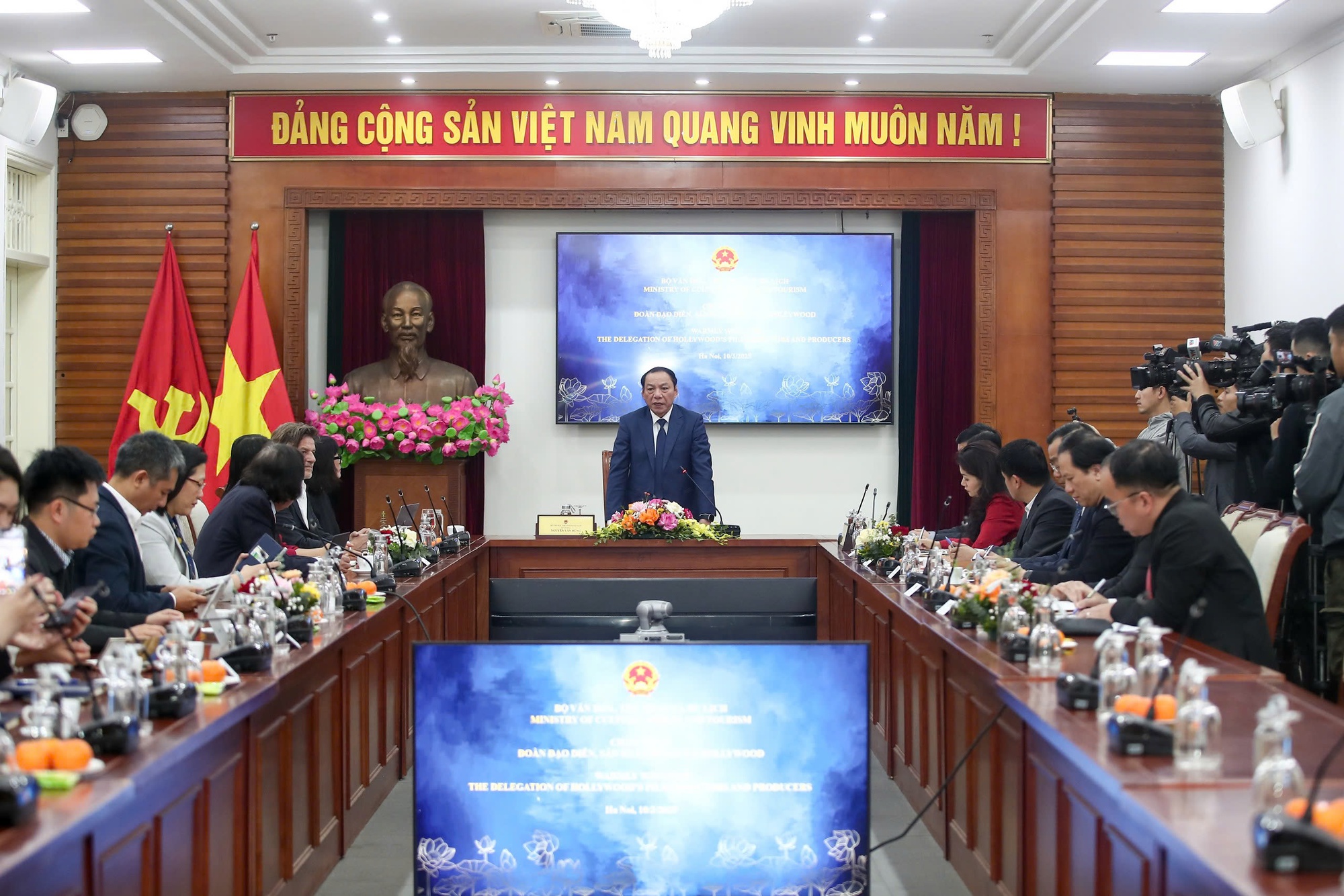 Bộ trưởng Nguyễn Văn Hùng làm việc với Giám đốc Sản xuất toàn cầu - Riot Studios về hợp tác làm phim ở Việt Nam- Ảnh 1. Bộ trưởng Nguyễn Văn Hùng làm việc với Giám đốc Sản xuất toàn cầu - Riot Studios về hợp tác làm phim ở Việt Nam- Ảnh 1.