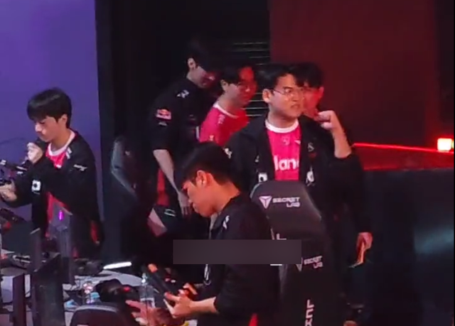 Keria và các tuyển thủ T1 khác thì ủ rũ hơn hẳn