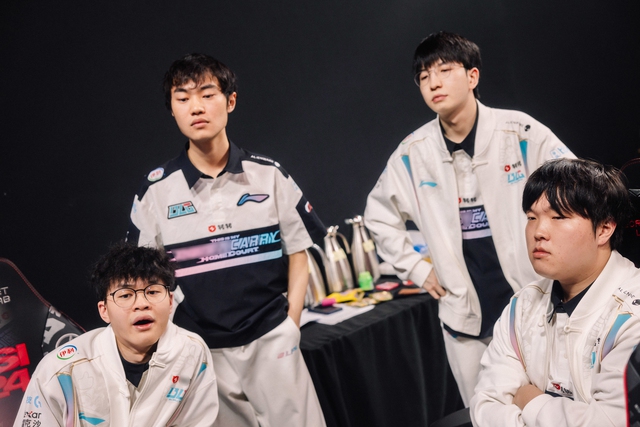 Nhưng Knight (hàng đứng, bên trái) đã trở thành tuyển thủ thuộc đội LPL thua khu vực Minor nhiều nhất