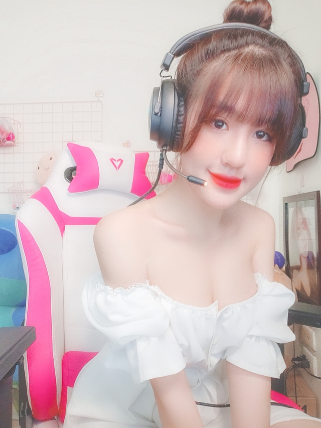 Streamer Thảo Anh Ba mẹ mình không những ủng hộ, mà còn rất hay chia sẻ livestream cho mình nữa - Ảnh 1. Streamer Thảo Anh Ba mẹ mình không những ủng hộ, mà còn rất hay chia sẻ livestream cho mình nữa - Ảnh 1.