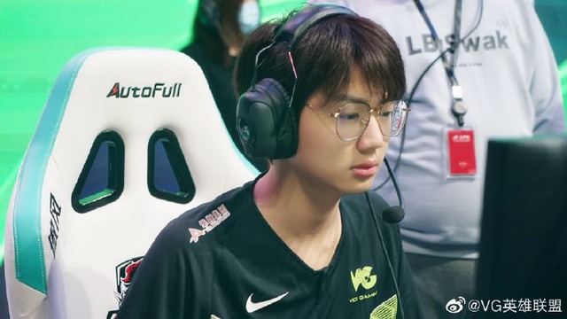 Tuyển thủ nhọ nhất năm là đây: Ngồi im không nói gì cũng dính liên hoàn phạt rơi vào đầu - Ảnh 2.