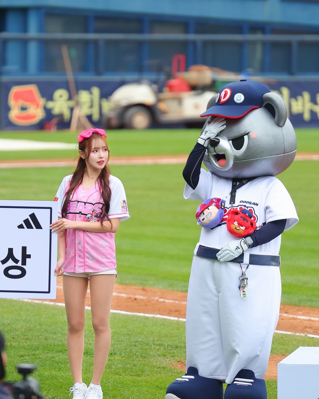 Đôi chân dài thẳng tắp của hot girl