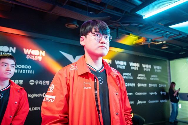 T1 lại có động thái T1 lại có động thái