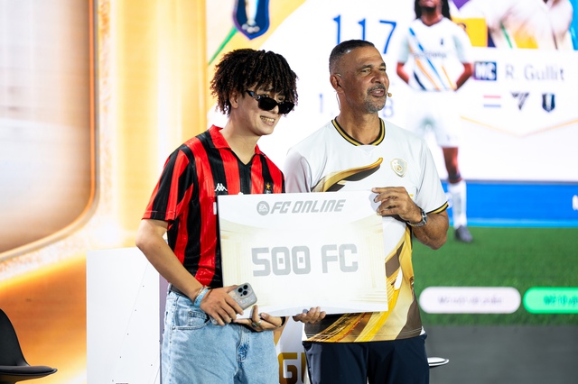 Một khán giả cosplay thành Gullit trong màu áo AC Milan Một khán giả cosplay thành Gullit trong màu áo AC Milan
