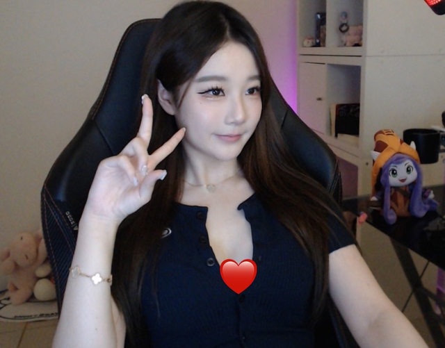 Nữ BLV cũng biết tận dụng trang phục tôn lên vẻ đẹp cơ thể