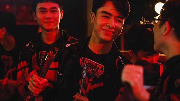 Ngày ấy - Bây giờ: “Sớm nở tối tàn”, Zeros trượt dài trong khủng hoảng, án phạt và những chỉ trích - Ảnh 8. Ngày ấy - Bây giờ: “Sớm nở tối tàn”, Zeros trượt dài trong khủng hoảng, án phạt và những chỉ trích - Ảnh 8.