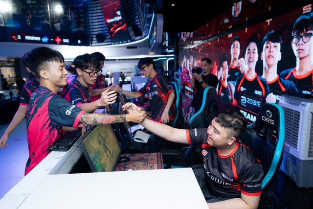 Khoảnh khắc VTM Esports và BLAZE bắt tay nhau, cùng chia sẻ niềm vui và tiếc nuối, thể hiện tình đồng đội và sự văn minh mà cộng đồng CS2 Việt đang cùng vun đắp Khoảnh khắc VTM Esports và BLAZE bắt tay nhau, cùng chia sẻ niềm vui và tiếc nuối, thể hiện tình đồng đội và sự văn minh mà cộng đồng CS2 Việt đang cùng vun đắp