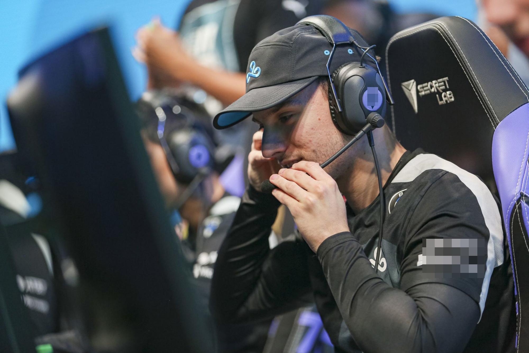 Perkz cũng từng phải đội nón hồi năm 2021 vì ánh sáng ảnh hưởng đến bệnh về mắt của anh Perkz cũng từng phải đội nón hồi năm 2021 vì ánh sáng ảnh hưởng đến bệnh về mắt của anh