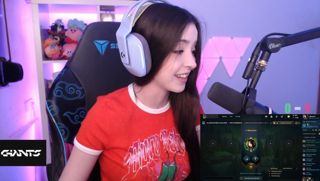 Bị chính đồng đội ức hiếp, nữ streamer LMHT có hành động bất ngờ ngay trên sóng livestream - Ảnh 3.