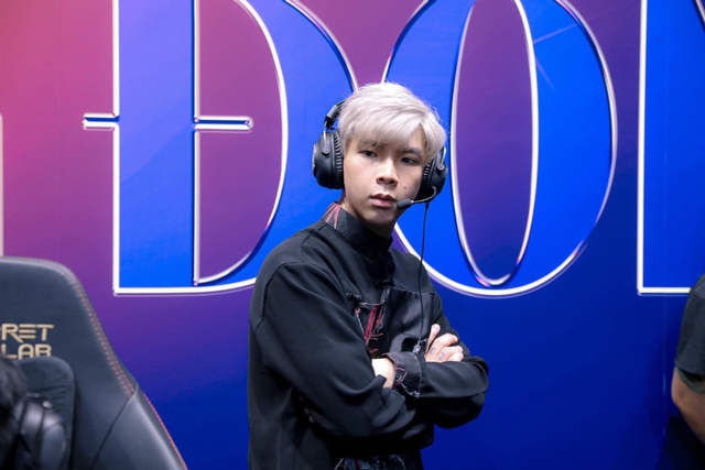 HLV Ren gây chú ý với những bài đăng tố tiêu cực tại VCS