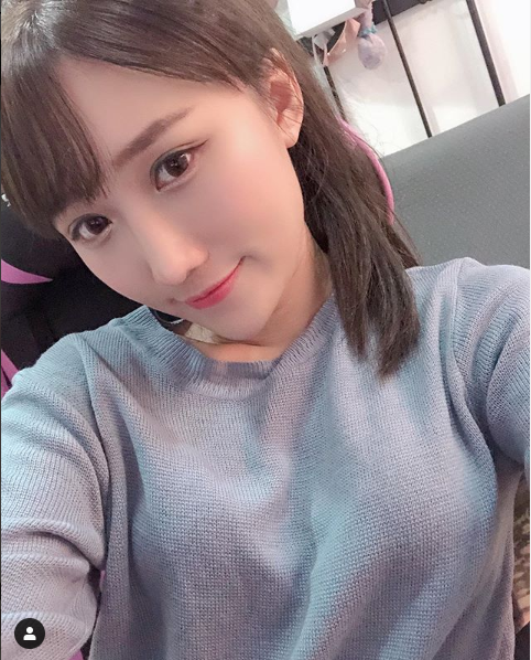 Đăng ảnh vu vơ rồi đánh đố fan Vùng trắng trắng tròn tròn kia là ngực hay đầu gối, cô nàng streamer LMHT xinh đẹp tăng view chóng mặt chỉ sau một đêm - Ảnh 4. Đăng ảnh vu vơ rồi đánh đố fan Vùng trắng trắng tròn tròn kia là ngực hay đầu gối, cô nàng streamer LMHT xinh đẹp tăng view chóng mặt chỉ sau một đêm - Ảnh 4.