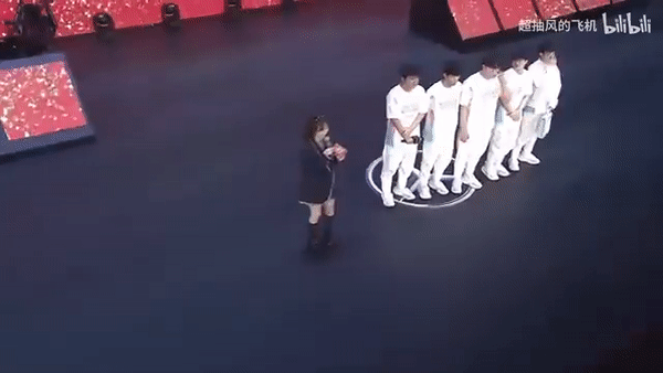 Fan nữ rất gợi cảm được chọn để giao lưu cùng các tuyển thủ BLG - nguồn: YouTube