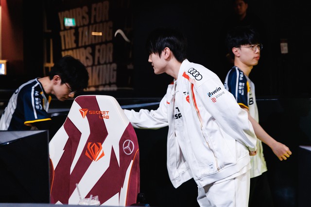 Đại diện LPL rơi vào khủng hoảng thực sự, HLV cũng "bỏ rơi" tuyển thủ- Ảnh 1.