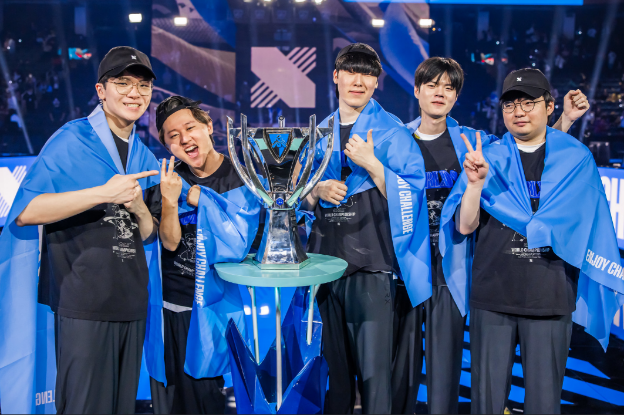 photo-1667750890283 photo-1667750890283