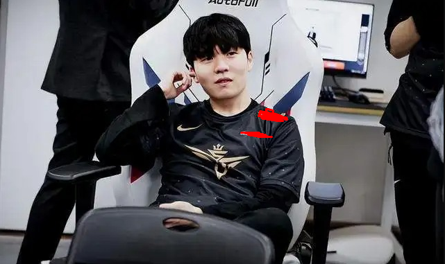 Rookie thỉnh cầu Faker một chuyện chỉ có ‘Quỷ Vương’ mới giúp được - Ảnh 1.