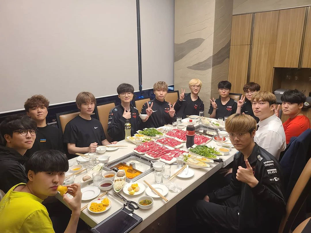 Sau HLV Daeny, đến lượt một HLV khác cũng từng chê trách Faker bị sa thải ngay khi mùa giải đang diễn ra - Ảnh 3.