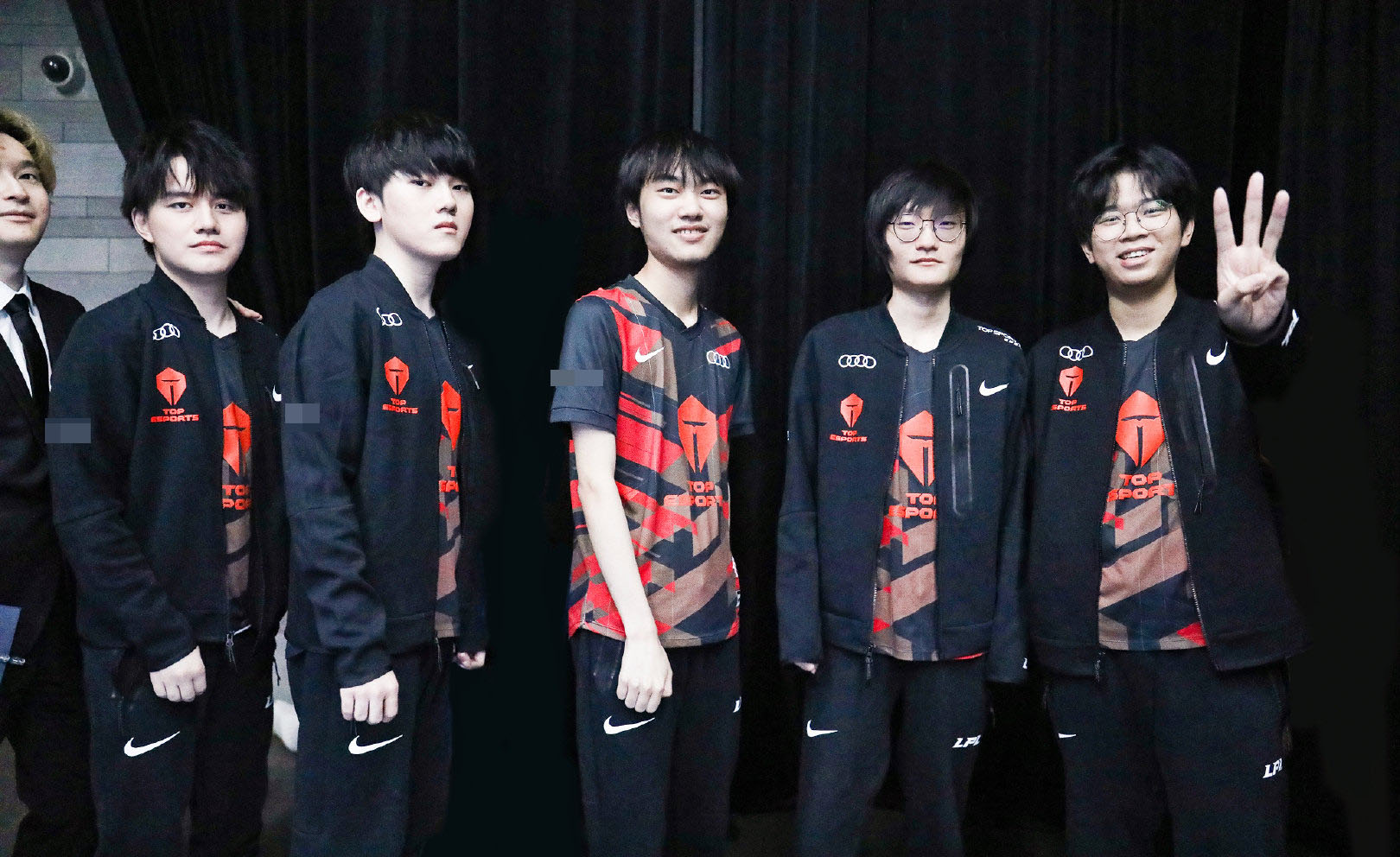 JackeyLove (thứ 2 từ trái sang) và Tian (thứ 4 từ trái sang) là 2 cái tên thuộc đội hình IG và FPX năm xưa đã vô địch CKTG JackeyLove (thứ 2 từ trái sang) và Tian (thứ 4 từ trái sang) là 2 cái tên thuộc đội hình IG và FPX năm xưa đã vô địch CKTG