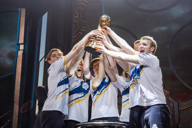 G2 Esports ăn mừng vì nhận cúp MSI xịn, ngay lập tức bị T1 phản pháo rằng ít thế mà cũng khoe - Ảnh 1.