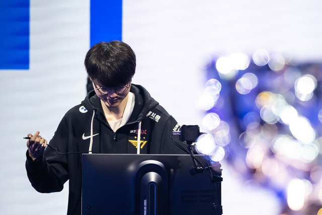 HLV Daeny ăn mừng quá khích gây phản ứng trái chiều nhưng biểu cảm của Faker mới khiến khán giả chạnh lòng - Ảnh 6.