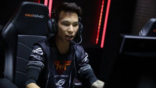 Khi còn là tuyển thủ thì Tú Sena cũng là một người thi đấu đa năng, chơi được ở nhiều vị trí khác nhau