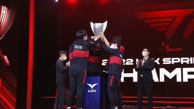 T1 làm nên chiến tích lịch sử, Faker lọt top hot search, cộng đồng bùng nổ: Vị vua đã trở lại - Ảnh 2.