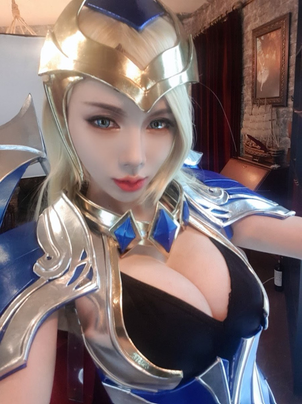 Chán làm ca sĩ thần tượng, hot girl chuyển qua cosplay LMHT, gây ấn tượng bởi đôi gò bồng đảo siêu to khổng lồ - Ảnh 1.