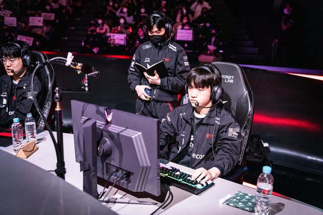 Chính Keria và BTC LCK cũng khuyến cáo cộng đồng không nên bắt chước lối chơi này - nguồn: LoL Esports