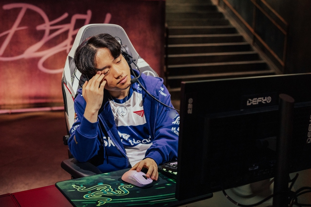 Keria nhẹ nhõm sau chiến thắng - nguồn: LoL Esports Keria nhẹ nhõm sau chiến thắng - nguồn: LoL Esports