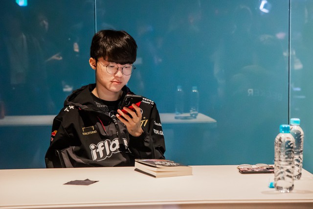 Soi Faker leo rank, khán giả thích thú với pha xử lý đậm chất "Đồng đoàn" - Ảnh 1.