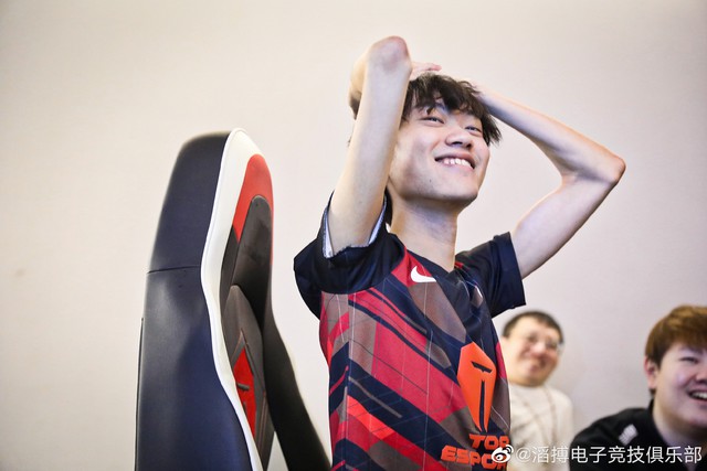 Knight dính drama tình ái cực căng: bị tố làm tiểu tam, bắt cá hai tay còn để bạn gái công kích Tian - Ảnh 2. Knight dính drama tình ái cực căng: bị tố làm tiểu tam, bắt cá hai tay còn để bạn gái công kích Tian - Ảnh 2.