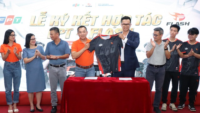 FPT TELECOM CÔNG BỐ HỢP TÁC CHIẾN LƯỢC CÙNG TEAM FLASH - Ảnh 2.