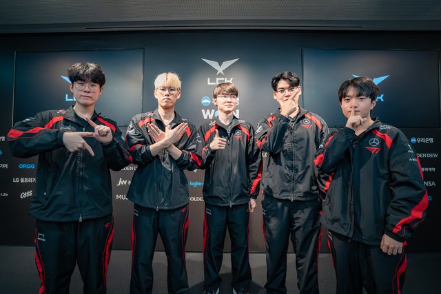 Theo một số thông tin thì các thành viên T1 được tặng miễn phí dòng trang phục này