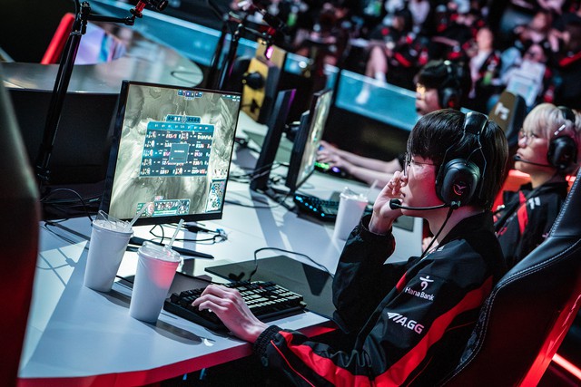 Faker và các thành viên T1 lộ rõ vẻ mệt mỏi trong trận gặp FearX vừa qua cũng vì sự cố đường truyền