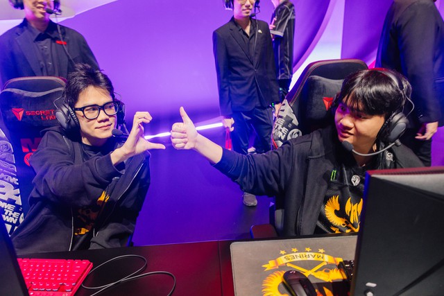 EasyLove (trái) và Emo có màn thể hiện chấp nhận được trong kỳ MSI chính thức đầu tiên của hai tuyển thủ