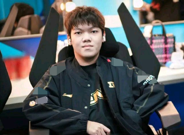 Angel thường chia sẻ về người đàn anh - đồng đội cũ - nguồn: Weibo