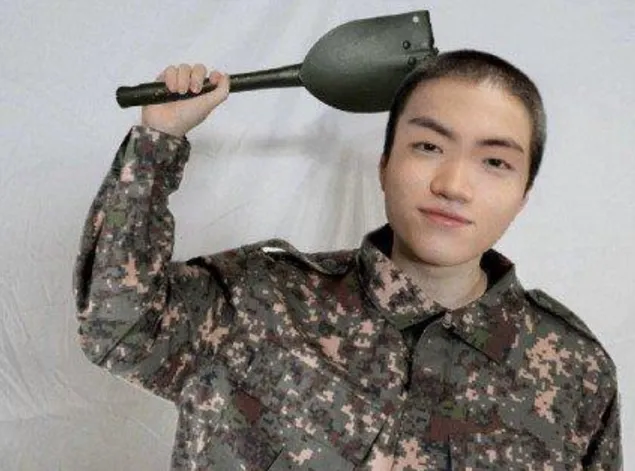 Keria hé lộ hình ảnh trong quân ngũ đầy nam tính, rắn rỏi khiến fan ngỡ ngàng Keria hé lộ hình ảnh trong quân ngũ đầy nam tính, rắn rỏi khiến fan ngỡ ngàng