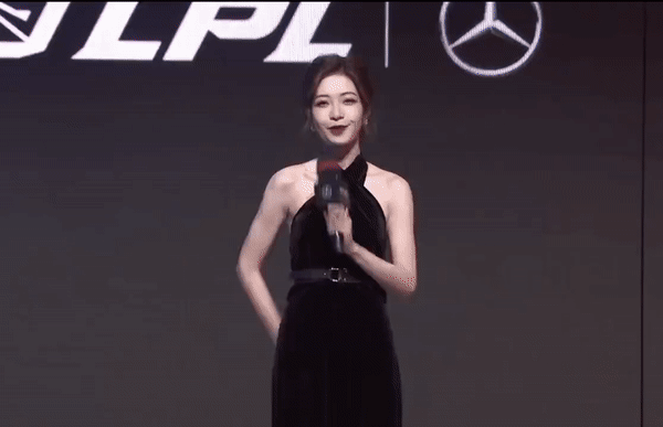 Màn walk-in ấn tượng của nữ MC Candice - nguồn: Twitter