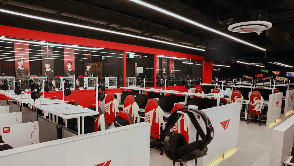 T1 vừa đăng một thông báo "siêu lầy" khiến fan dụi mắt- Ảnh 1.