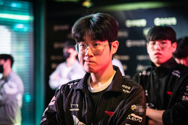 369 nhận định đi đường với Zeus không áp lực bằng TheShy nhưng Zeus giao tranh tốt hơn