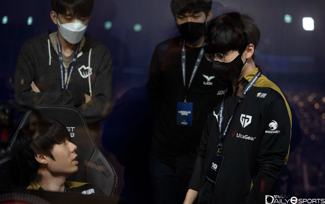 Chovy đừng buồn, ngay cả Siêu Xạ Thủ huyền thoại Uzi và Á quân CKTG Smeb cũng là nạn nhân của Faker - Ảnh 1.