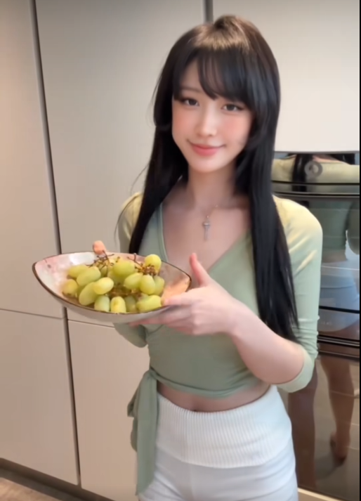 Nhan sắc và vóc dáng xinh đẹp của nữ streamer