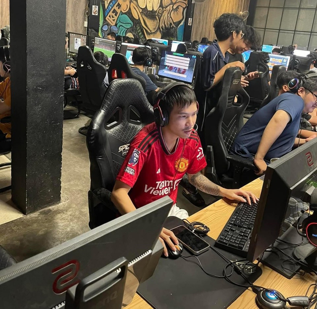 Sena bất ngờ xuất hiện trong một tiệm net giai đoạn bão Yagi vừa qua