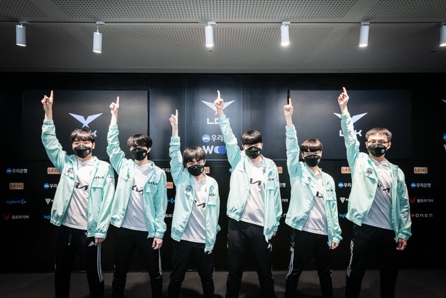 Dẫn 10k tiền vẫn bị lật kèo, Canyon Gaming rời cuộc chơi, Gen.G sẽ là đội cạnh tranh ngôi vương cùng T1 - Ảnh 1. Dẫn 10k tiền vẫn bị lật kèo, Canyon Gaming rời cuộc chơi, Gen.G sẽ là đội cạnh tranh ngôi vương cùng T1 - Ảnh 1.