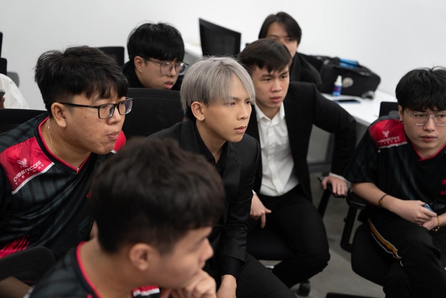 HLV Ren là người có uy tín và kinh nghiệm lâu năm trong LMHT kể cả vai trò tuyển thủ hay HLV