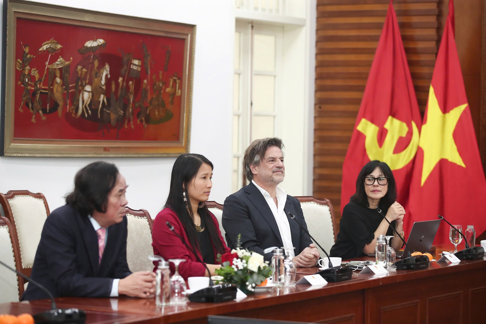 Bộ trưởng Nguyễn Văn Hùng làm việc với Giám đốc Sản xuất toàn cầu - Riot Studios về hợp tác làm phim ở Việt Nam- Ảnh 2. Bộ trưởng Nguyễn Văn Hùng làm việc với Giám đốc Sản xuất toàn cầu - Riot Studios về hợp tác làm phim ở Việt Nam- Ảnh 2.