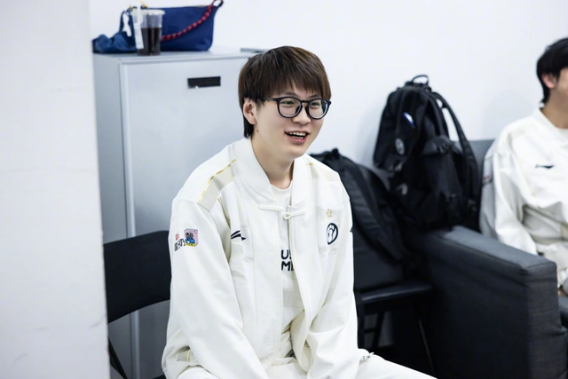 Cựu vương CKTG bị yêu cầu giải nghệ sau màn "feed không lối thoát"- Ảnh 1.