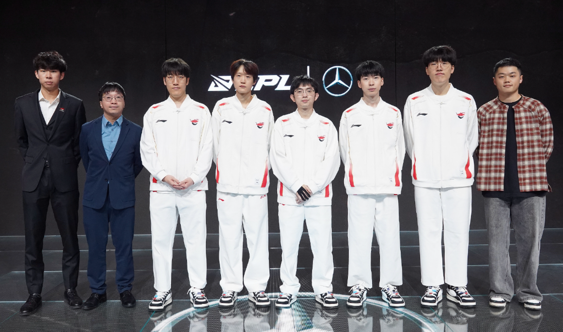 Thảm bại trước TES, Tarzan lập thành tích Thảm bại trước TES, Tarzan lập thành tích