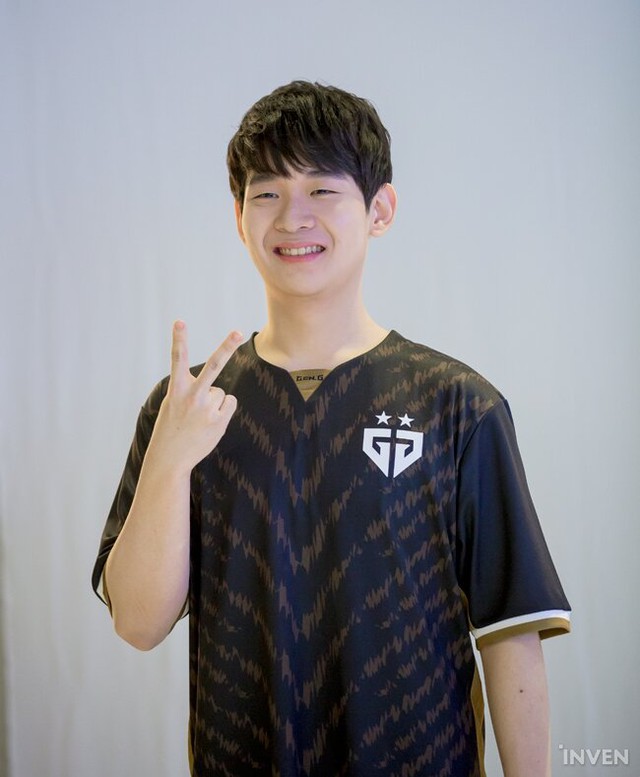 LMHT: 4 tân binh của T1 cùng nhiều gương mặt mới xuất hiện trong buổi chụp hình chào mừng LCK mùa xuân 2020 - Ảnh 15.